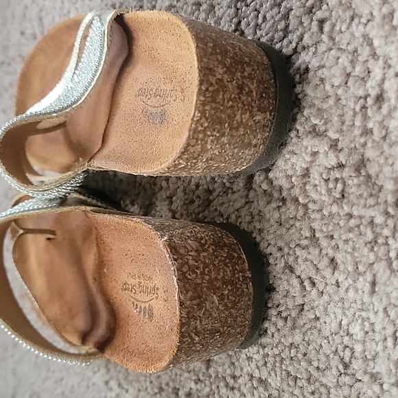 Spring steps sparkly gold and silver sandals size 7 - Picture 2 of 6